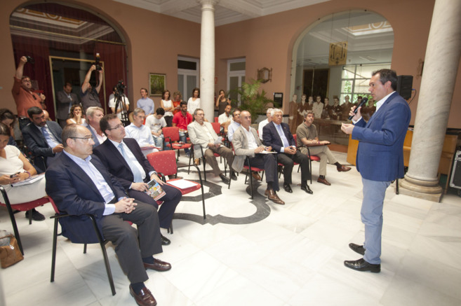 Juan Espadas en la reunin del Ateneo con comerciantes y vecinos de...