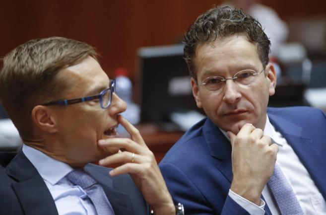 Jeroen Dijsselbloem, presidente del Eurogrupo, y Alexander Stubb,...