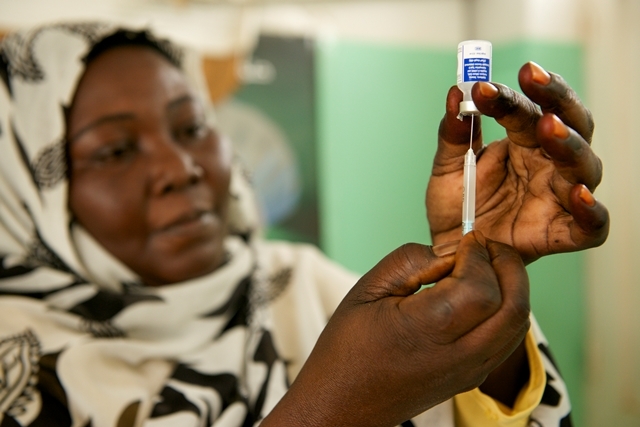 Una trabajadora sanitaria prepara una vacuna pentavalente, en Sudn.
