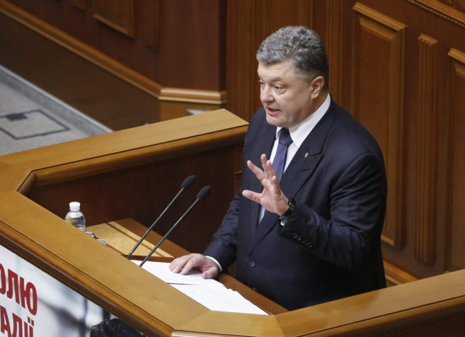 El presidente ucraniano, Petr Poroshenko, interviene durante el...