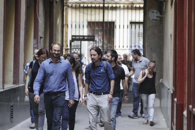 Pablo Iglesias (Podemos) y Joan Herrera (ICV) saliendo de una...