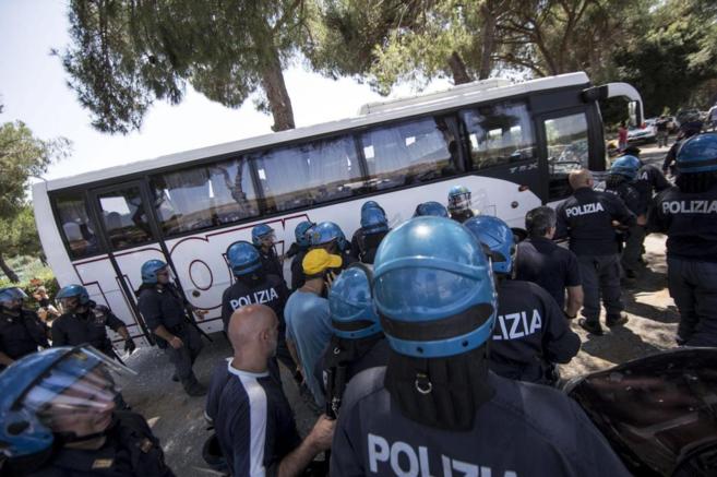 El autobs con 20 refugiados fue escoltado por la polica