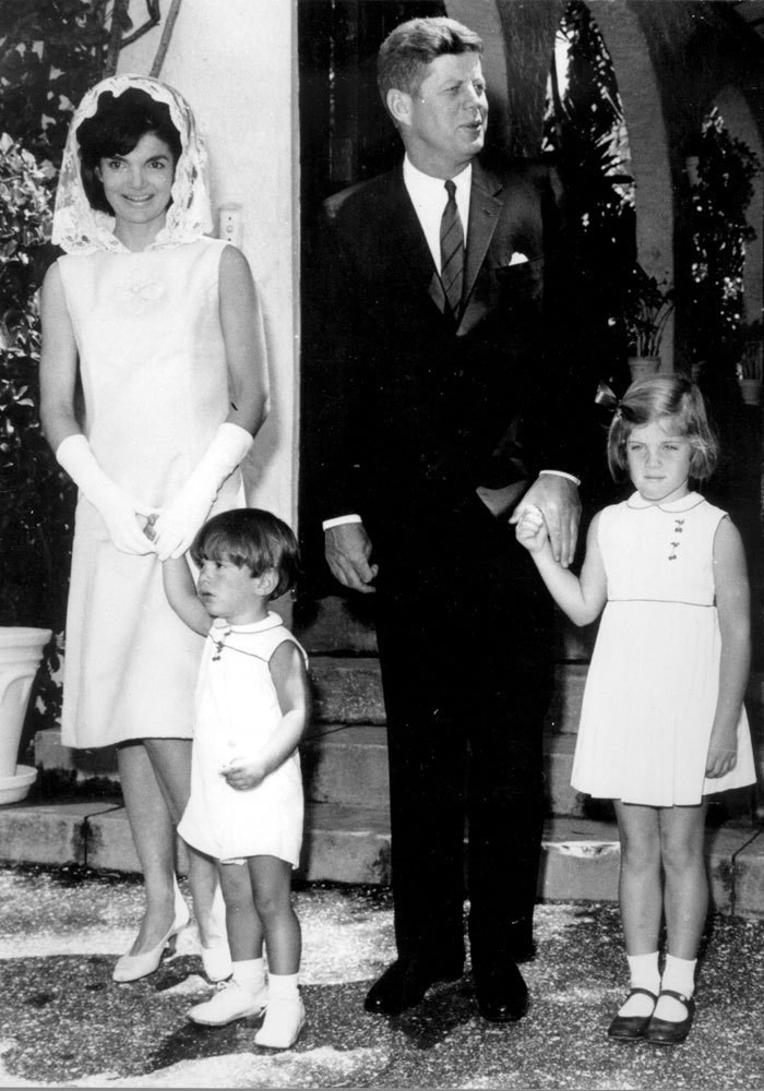 Sus padres eran Jacqueline Kennedy Onassis y John F. Kennedy, ex...