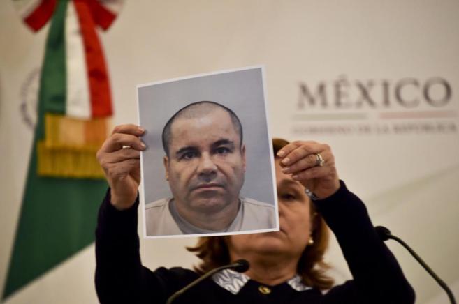 La mandataria mexicana Arely Gomez muestra una foto de 'El...
