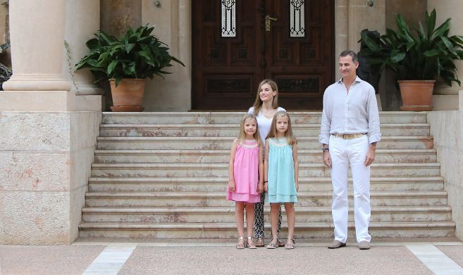 Don Felipe, Doa Letizia y sus hijas, a las puertas de Masrivent, en...