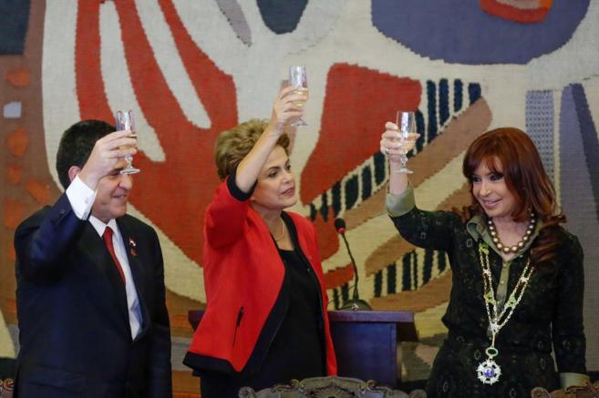 De izda. a dcha., Horacio Cartes, Dilma Rousseff y Cristina Kirchner.