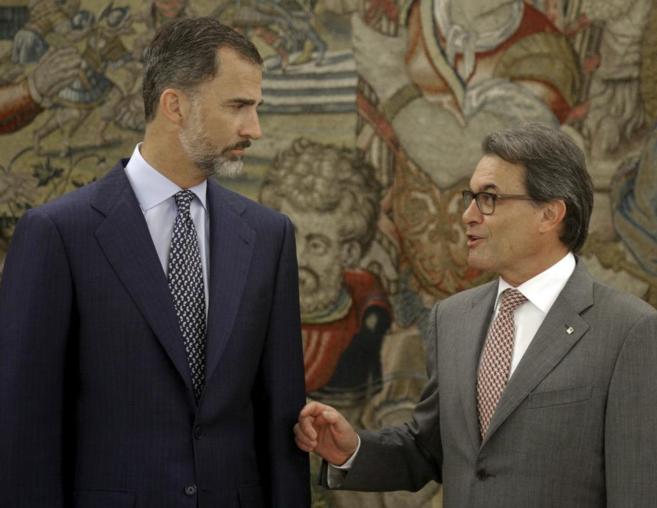 El Rey, con gesto serio, durante su encuentro con Artur Mas ayer en...