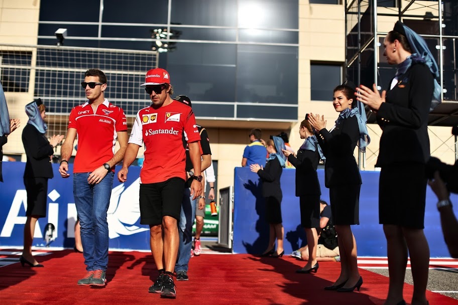 Jules Bianchi, junto a Fernando Alonso, en el circuito de Bahrein....