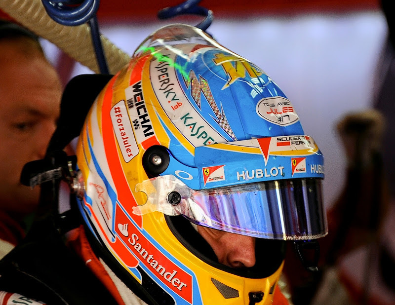 Inscripciones de apoyo a Bianchi en el casco de Fernando Alonso en el...