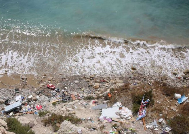 Montones de basura se lanzan a diario por el acantilado de Sa Penya.