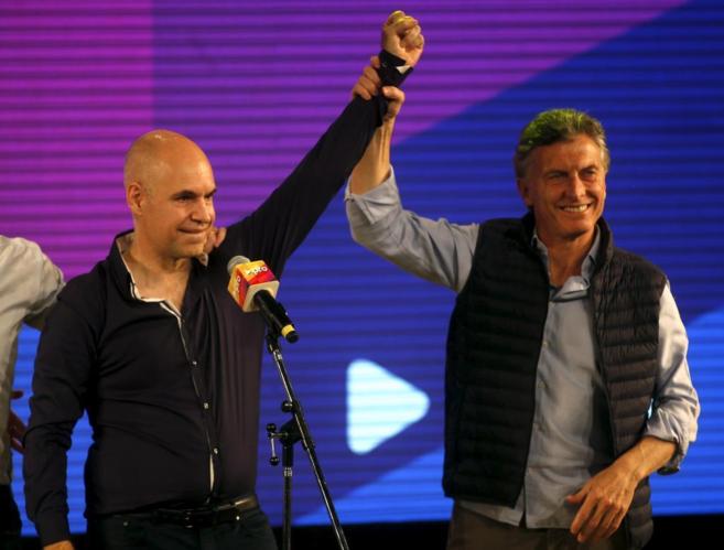 Macri levanta la mano de Horacio Rodriguez Larreta, candidato de PRO y...