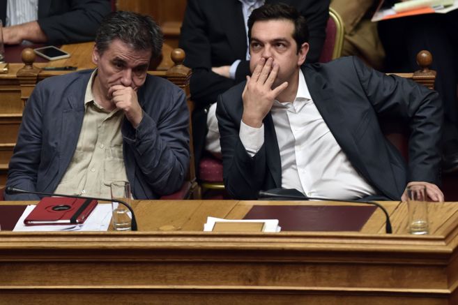 El ministro de Finanzas de Grecia, EUclid Tsakalotos, y el primer...