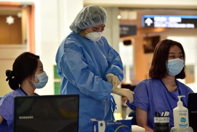 Personal sanitario lleva mascarillas en un hospital de Corea del Sur.