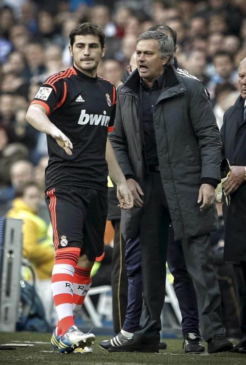 Iker Casillas recibiendo indicaciones de Mourinho