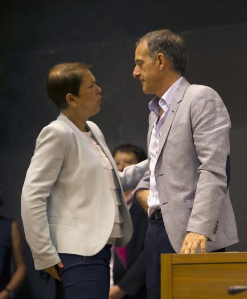 Adolfo Araiz, con Uxue Barkos en el Parlamento navarro.
