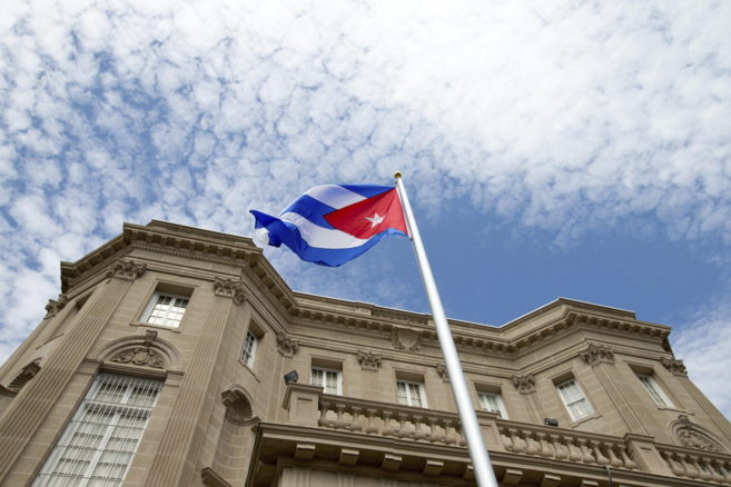 La bandera cubana ondea en la embajada de la isla en Washington.
