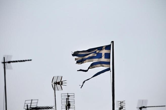 Una bandera rota ondea en Atenas.