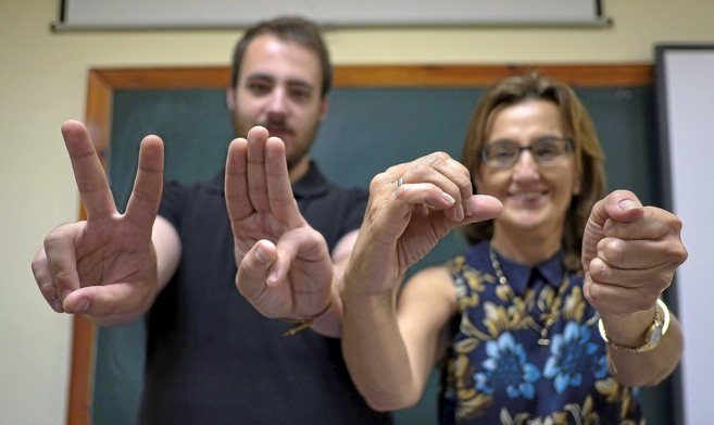 Alumno y profesora transmiten en lenguaje de signos:«Universidad...