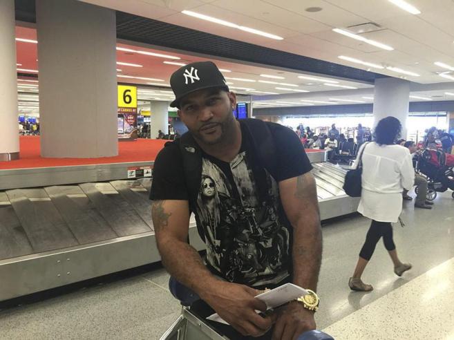 Orlando Oquendo, de 38 años, se prepara para viajar a La Habana desde...