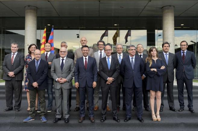 Josep Maria Bartomeu, con toda la nueva junta directiva del Barcelona.