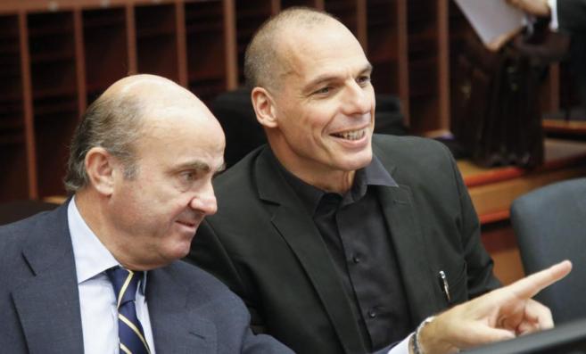 El ministro de economa espaol, Luis de Guindos, junto a Yanis...