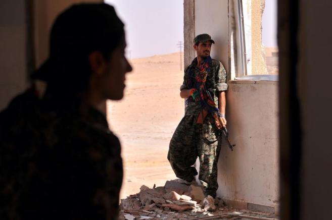Milicias kurdas defienden una posicin en el norte de Siria.