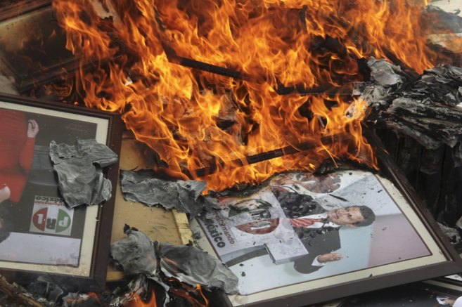 Una foto de Pea Nieto en llamas durante una protesta de miembros de...