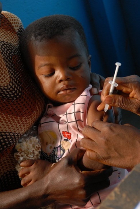 Un beb es vacunado en Costa de Marfil