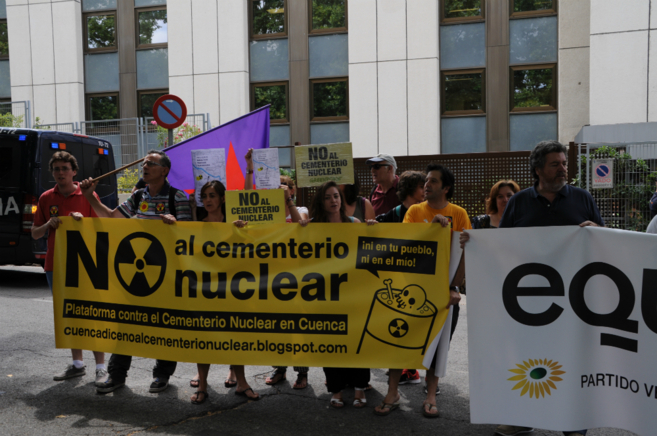 Manifestantes de la plataforma contra el cementerio nuclear y de EQUO...