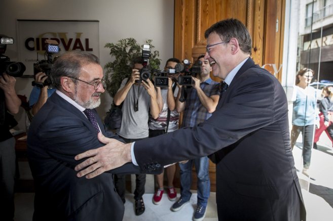 Jos Vicente Gonzlez saluda a Ximo Puig en la sede de Cierval.
