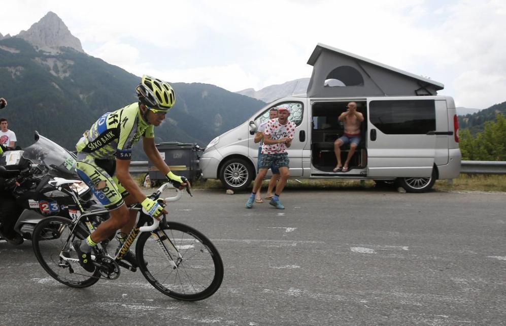 Varios espectadores alientan a Contador tras sufrir ste una cada...