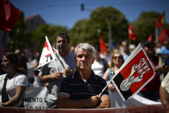 Varios manifestantes se plantan frente al parlamento portugus en...