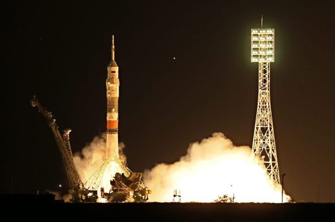 El cohete Soyuz TMA-17M despega hacia la Estacin Espacial...