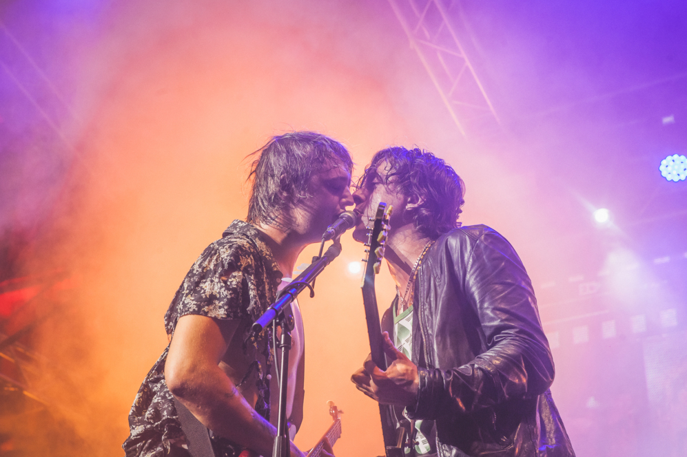 Pete Doherty y Carl Barat, ayer, durante su concierto en Ibiza Rocks.