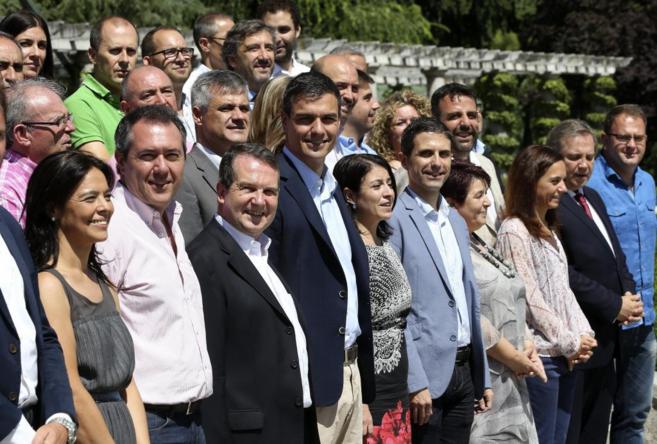 Pedro Snchez junto a los alcaldes socialistas reunidos este jueves...