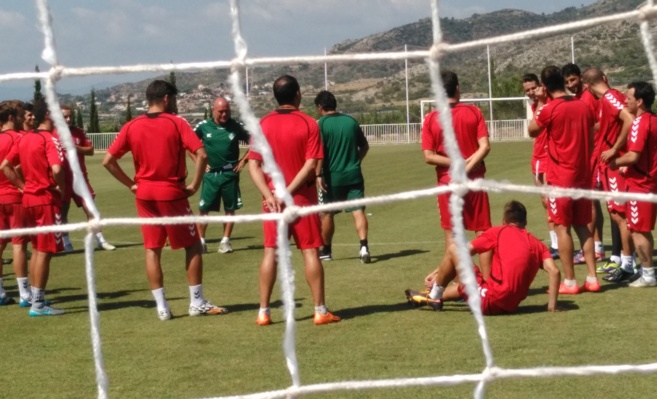 Jugadores y cuerpo tcnico del CD Castelln durante el entrenamiento...