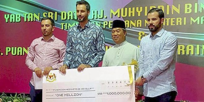 Recogida del cheque de manos del vicepresidente de Malasia, a primeros...