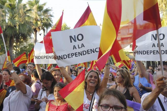 Manifestantes opuestos a la independencia de Catalua, ayer en...