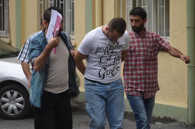 Agentes turcos detienen a un presunto miembro del IS, en Estambul.