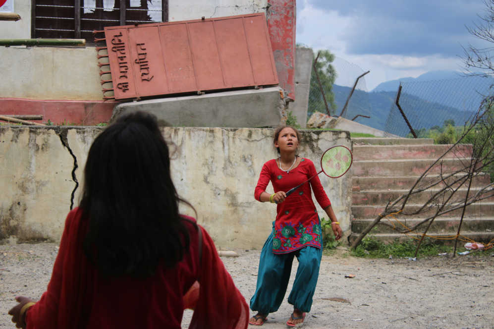 Dos adolescentes juegan cerca de la escuela que el terremoto de Nepal...