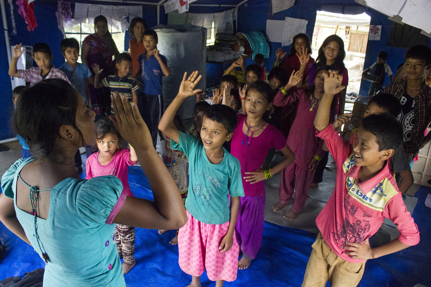 Varios nios juegan y cantan en uno de los refugios creados en Nepal...