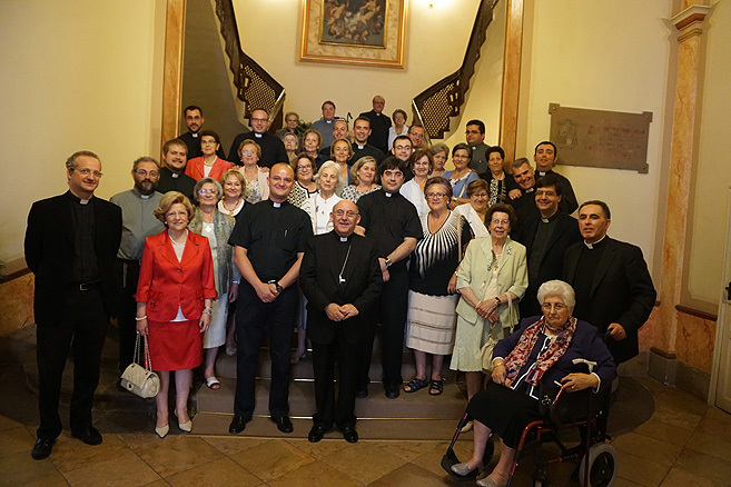 El obispo de Castelln con madres de sacerdotes.