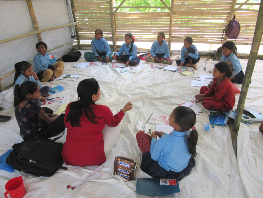 Una maestra y sus alumnos en una de las escuelas creadas por las ONG...