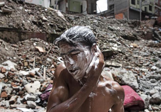Un joven nepal se lava la cabeza en las ruinas de Katmand.