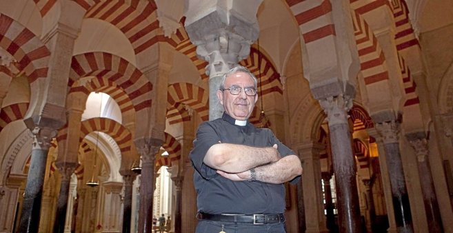 Manuel Pérez Moya, deán del Cabildo, bajo los arcos de la Mezquita...