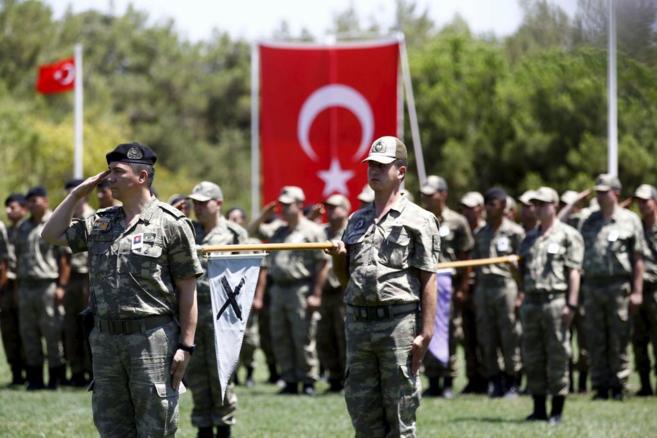 Soldados turcos en formación en la base de Gaziantep.