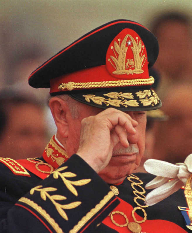 Augusto Pinochet en su despedida como jefe del Ejrcito en marzo de...