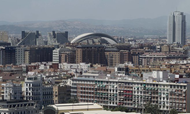 Vista panormica de la ciudad de Valencia con el Palau de les Arts en...