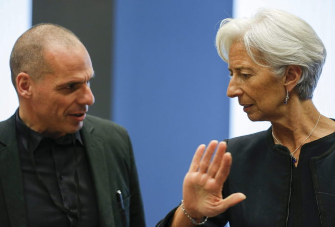 El ex ministro de Finanzas griego, Yanis Varufakis, saluda a la...