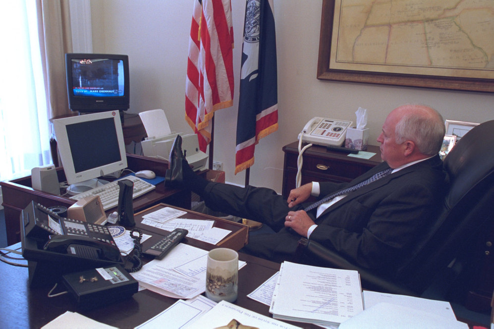 El vicepresidente de EEUU en el ao 2001, Dick Cheney, mira la televisin en su despacho en el momento en el que estn informando del atentado sobre las Torres Gemelas. Un primer avin impact contra la Torre Norte del World Trade Center a las 08.46 horas y el segundo sobre la torre Sur a las 09.03 del 11 de septiembre de 2001.
